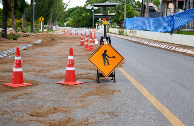 En construction signe sur la route asphaltée